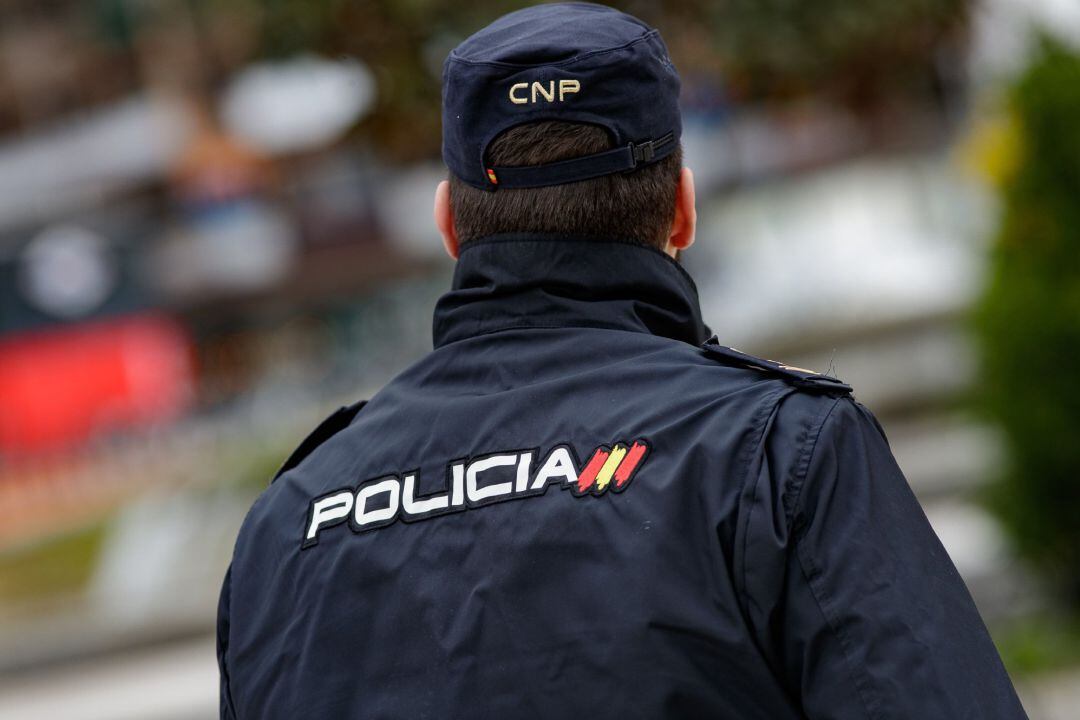 Archivo - Imagen de un agente de Policía Nacional