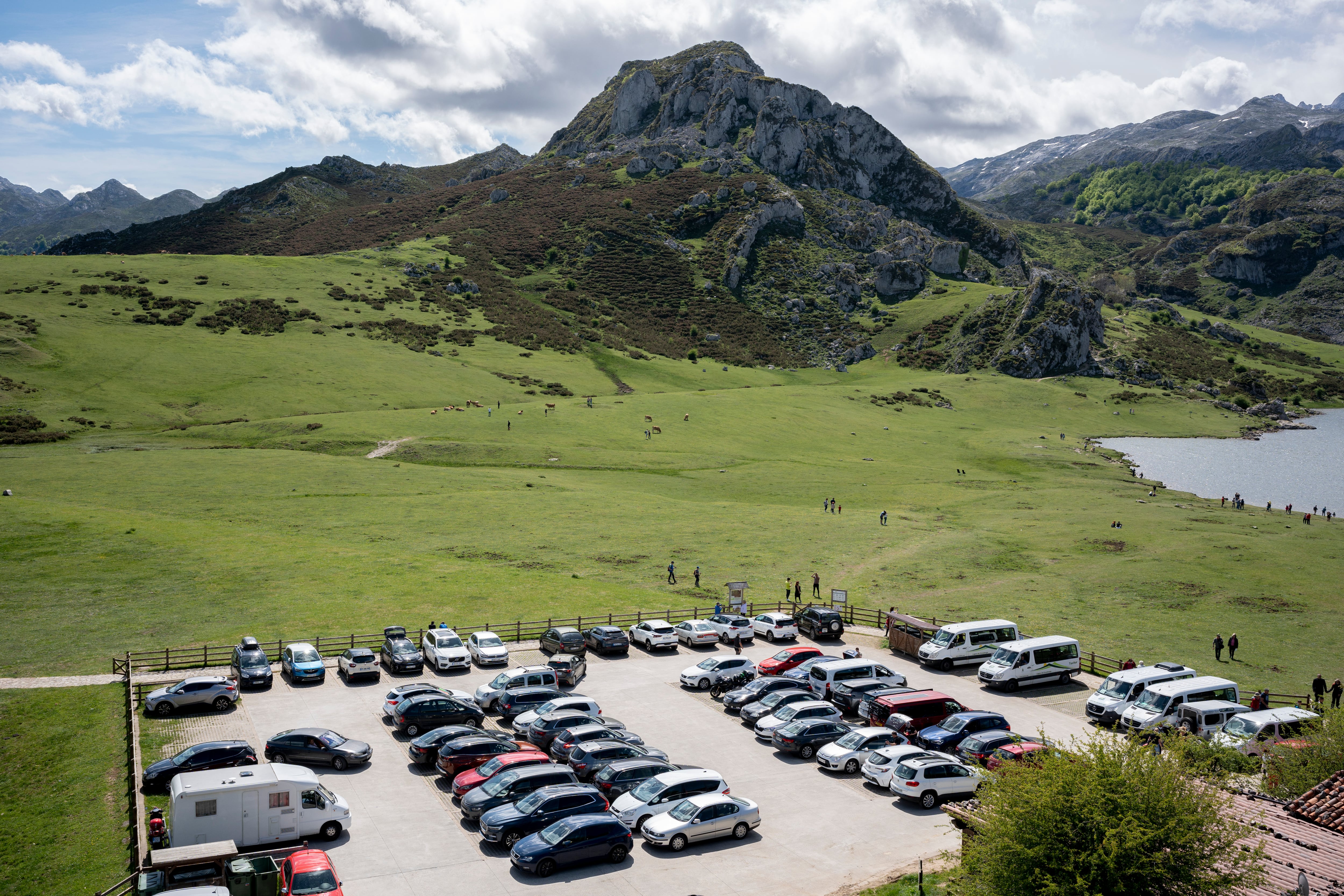 Un aparcamiento en los lagos de Covadonga.