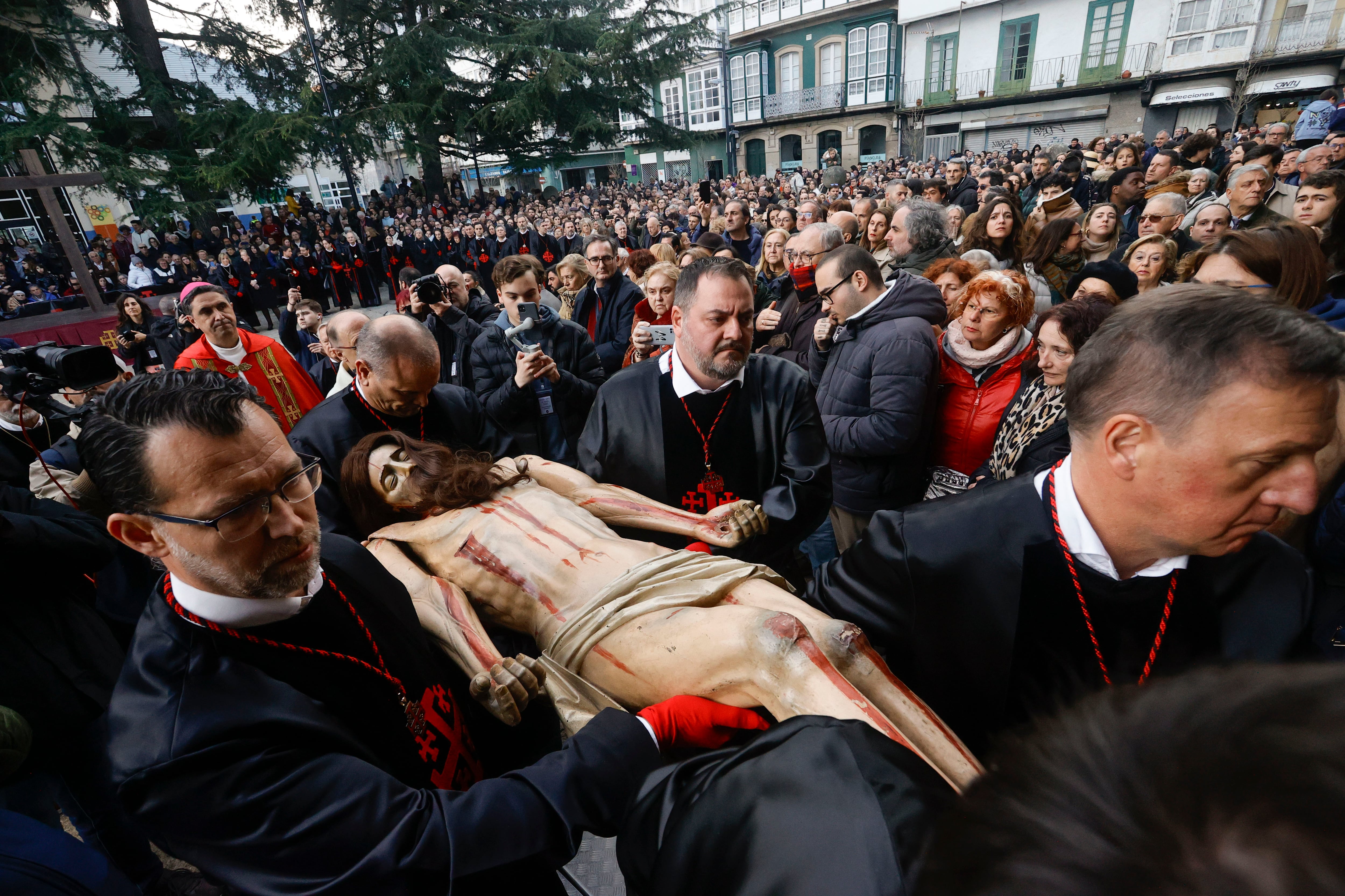 FERROL, 29/03/2024.- El Santo Entierro celebra este viernes el Desenclavo en San Julián.- EFE/ Kiko Delgado.