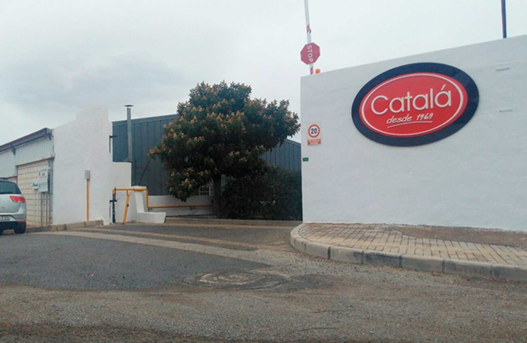 Imagen del exterior de la fábrica de Carnicas Catalá en el poligono Cotes Baixes