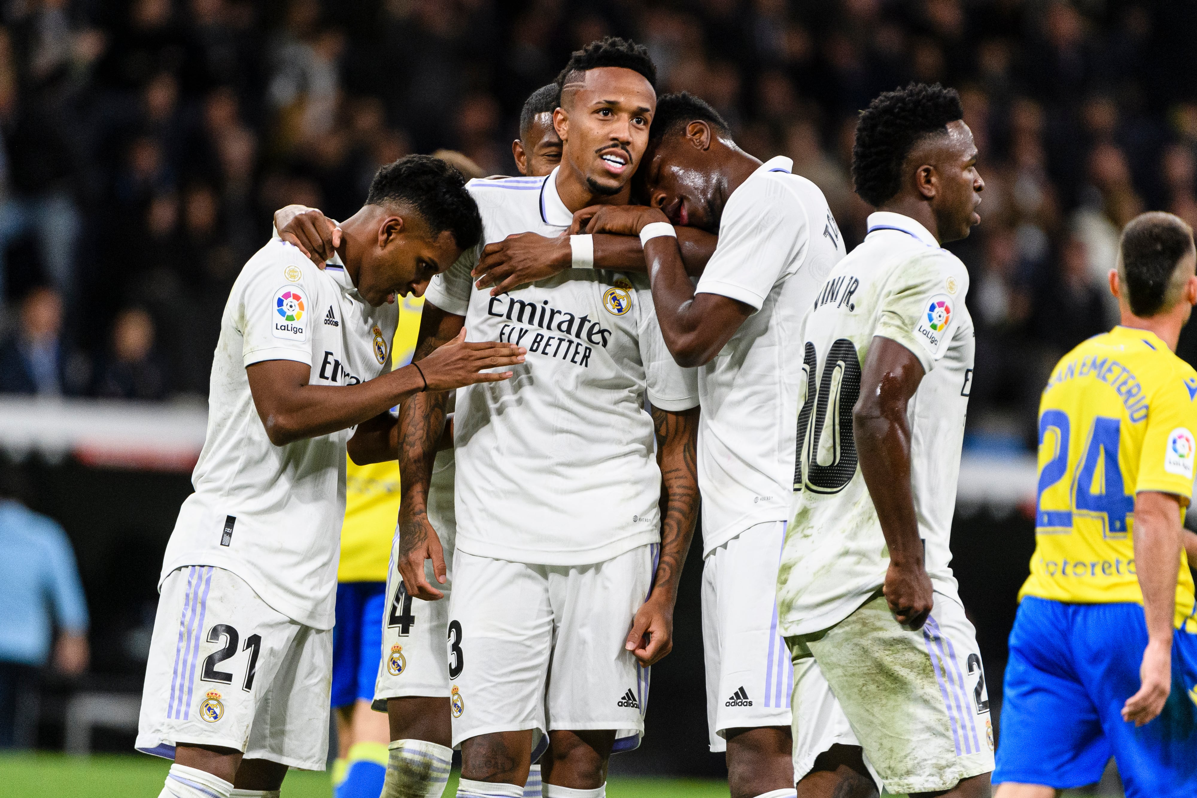 Eder Militao, jugador del Real Madrid, celebra el gol en la primera parte