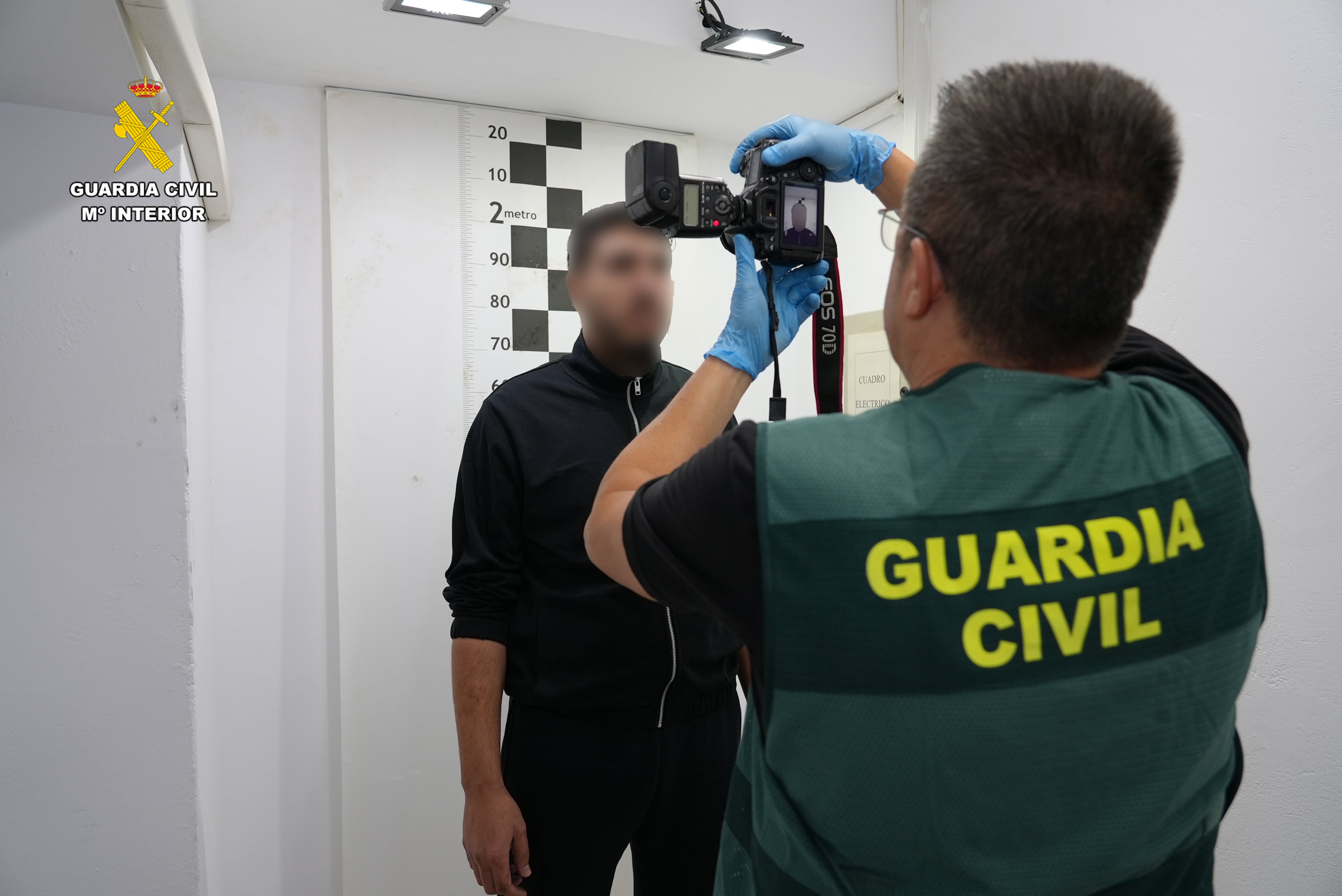 Fotografía facilitada por la Guardia Civil de la detención de Karim El Baqqali, el presunto autor del asesinato de dos guardias civiles el pasado febrero en la localidad gaditana de Barbate