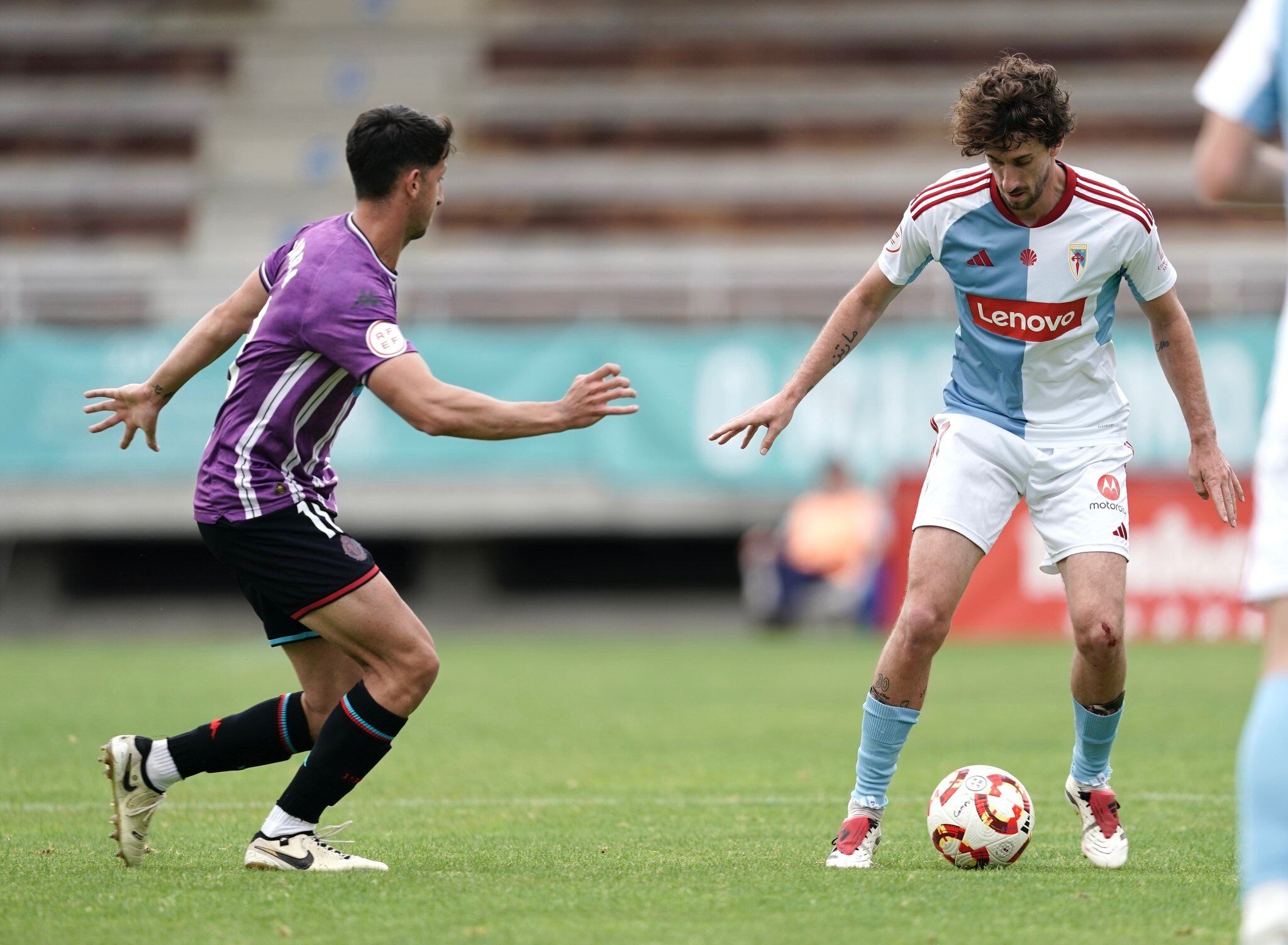 Lance del partido disputado entre la SD Compostela y el Valladolid Promesas