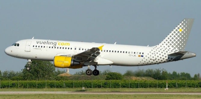 Avión de Vueling en despegue