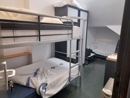 Interior de la actua zona de descanso de los técnicos de Emergencias Santiarias bajo el hueco cubierto de una escalera