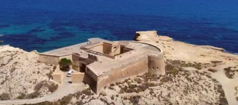 Ponen a la venta un castillo del siglo XVIII situado en pleno parque natural de Cabo de Gata.