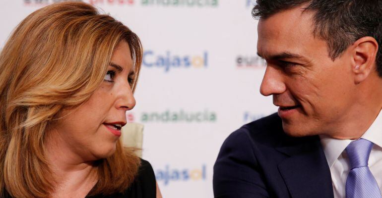Pedro Sánchez conversa con Susana Díaz en un desayuno en Sevilla