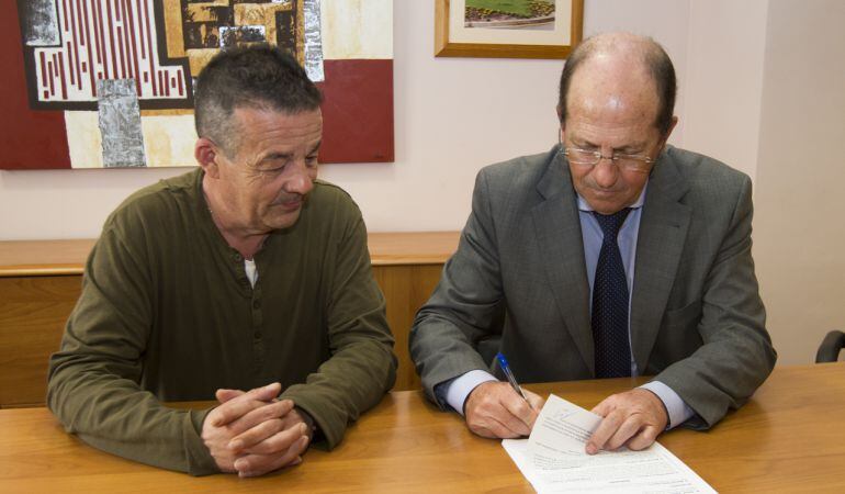 Firma del convenio entre Ayuntamiento e inmobiliaria