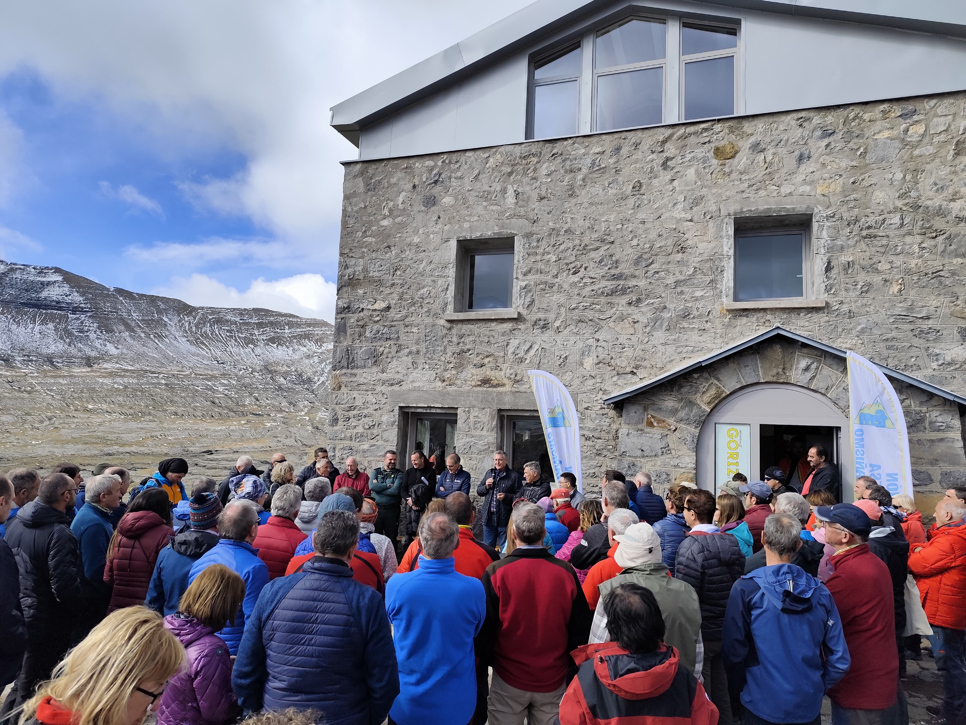 Momento del acto celebrado en el refugio de Góriz