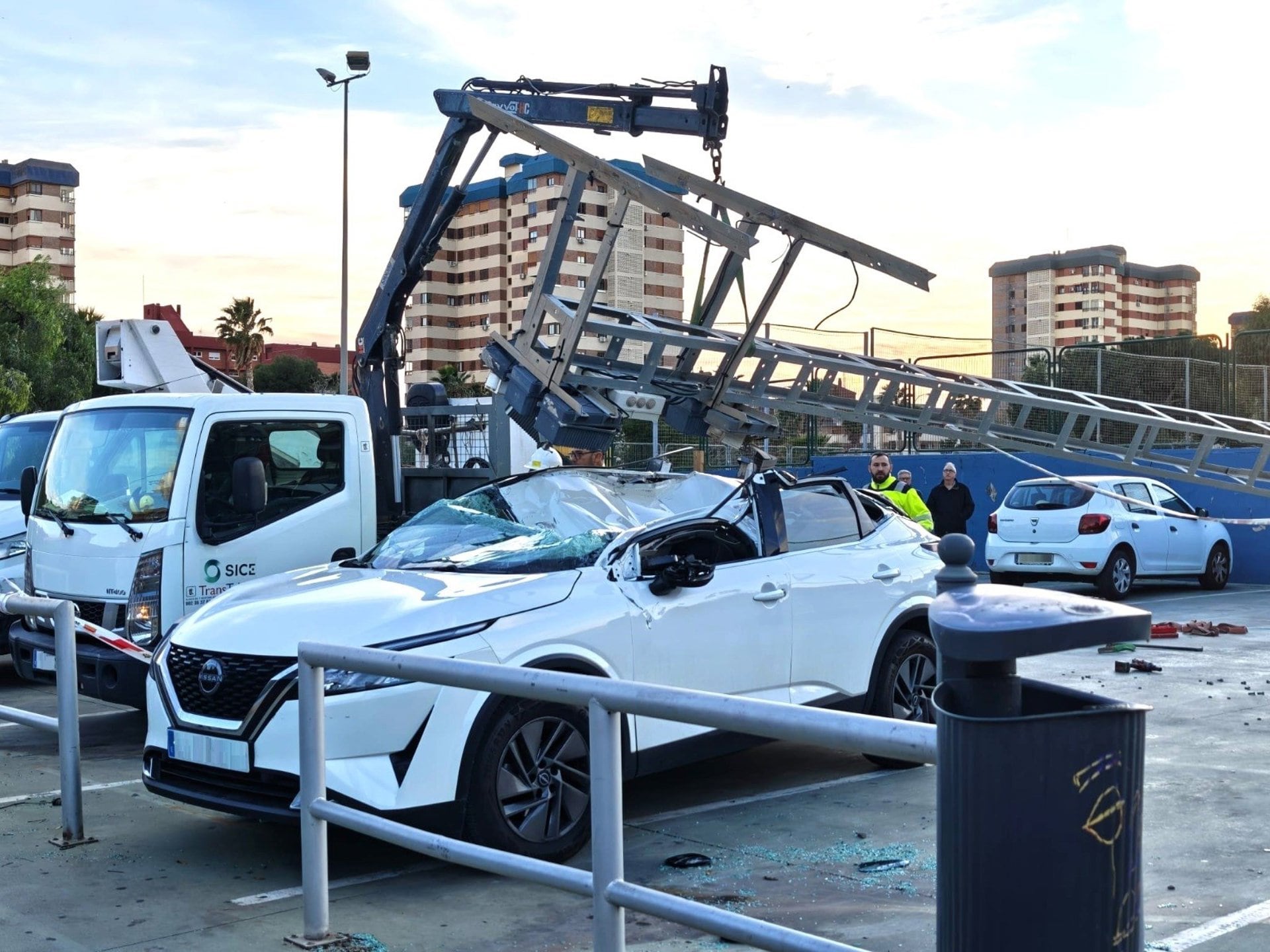 28/01/2026 Caída de una torre eléctrica del pabellón Florida Babel y un vehículo afectadoCOMUNIDAD VALENCIANA ESPAÑA EUROPA ALICANTE SOCIEDAD
