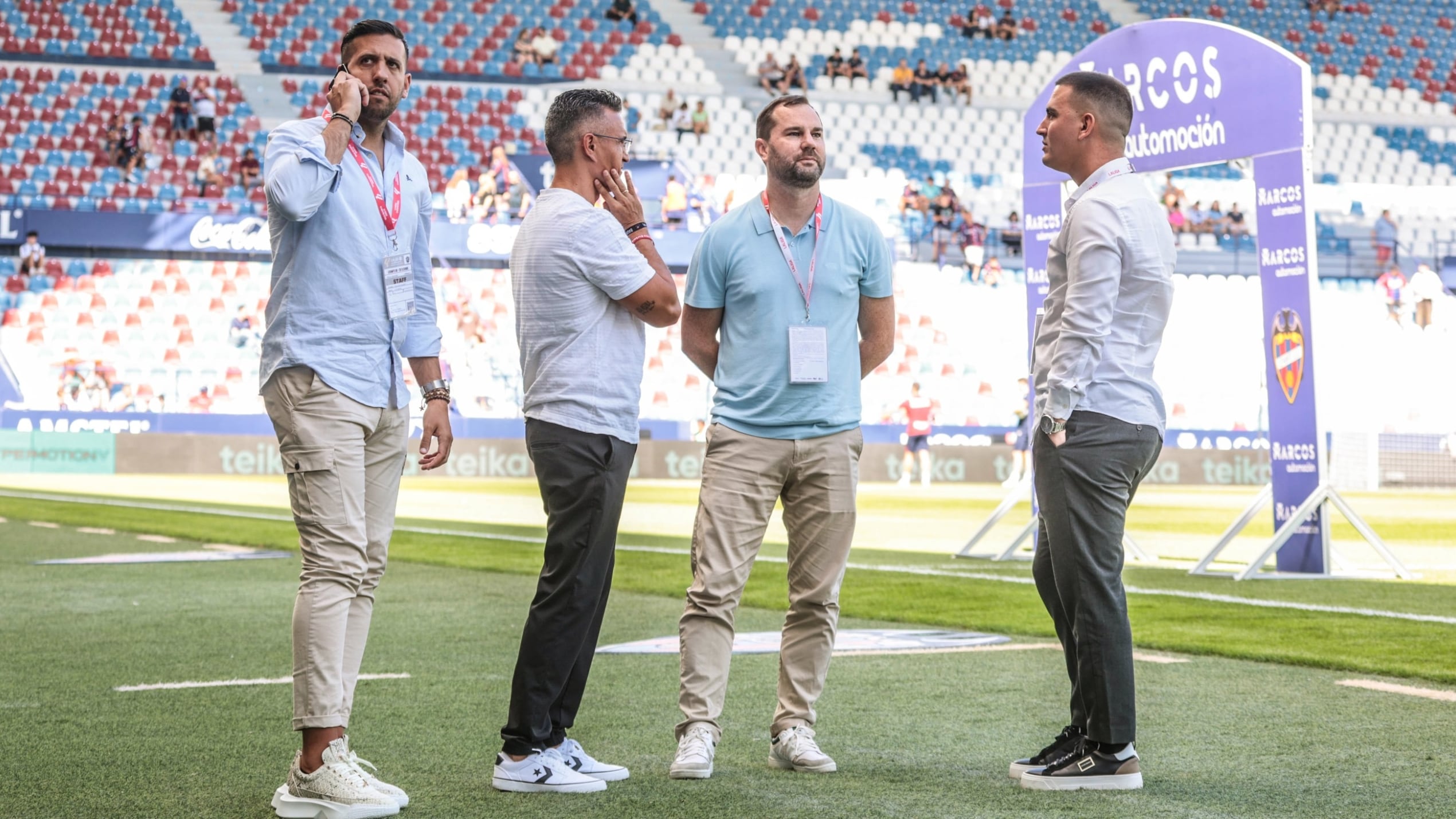 La dirección deportiva del Eldense con el entrenador Dani Ponz (2I)