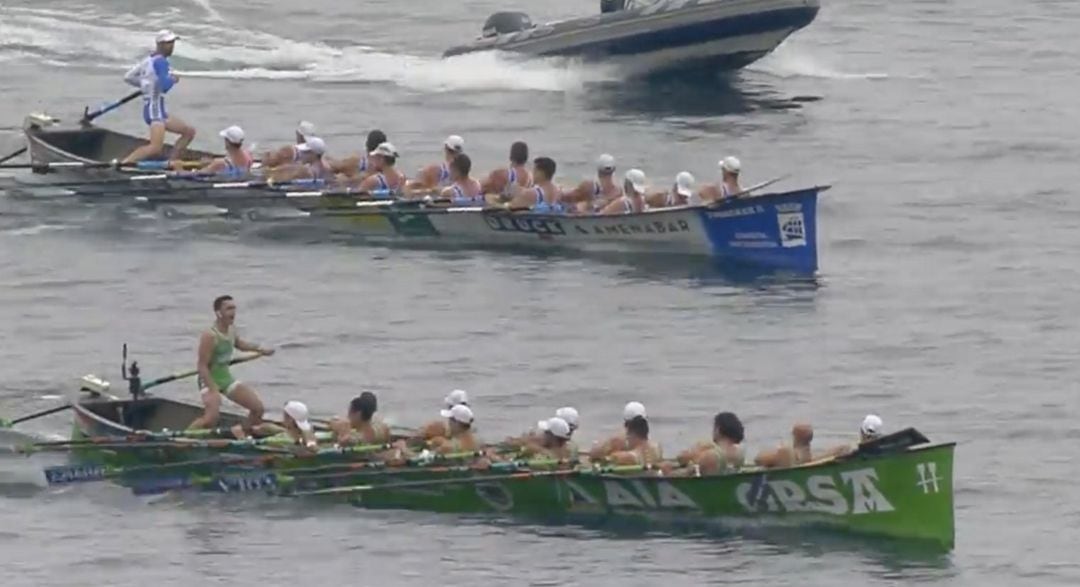 Hondarribia entra por delante de la Donostiarra en la línea de meta de Lekeitio