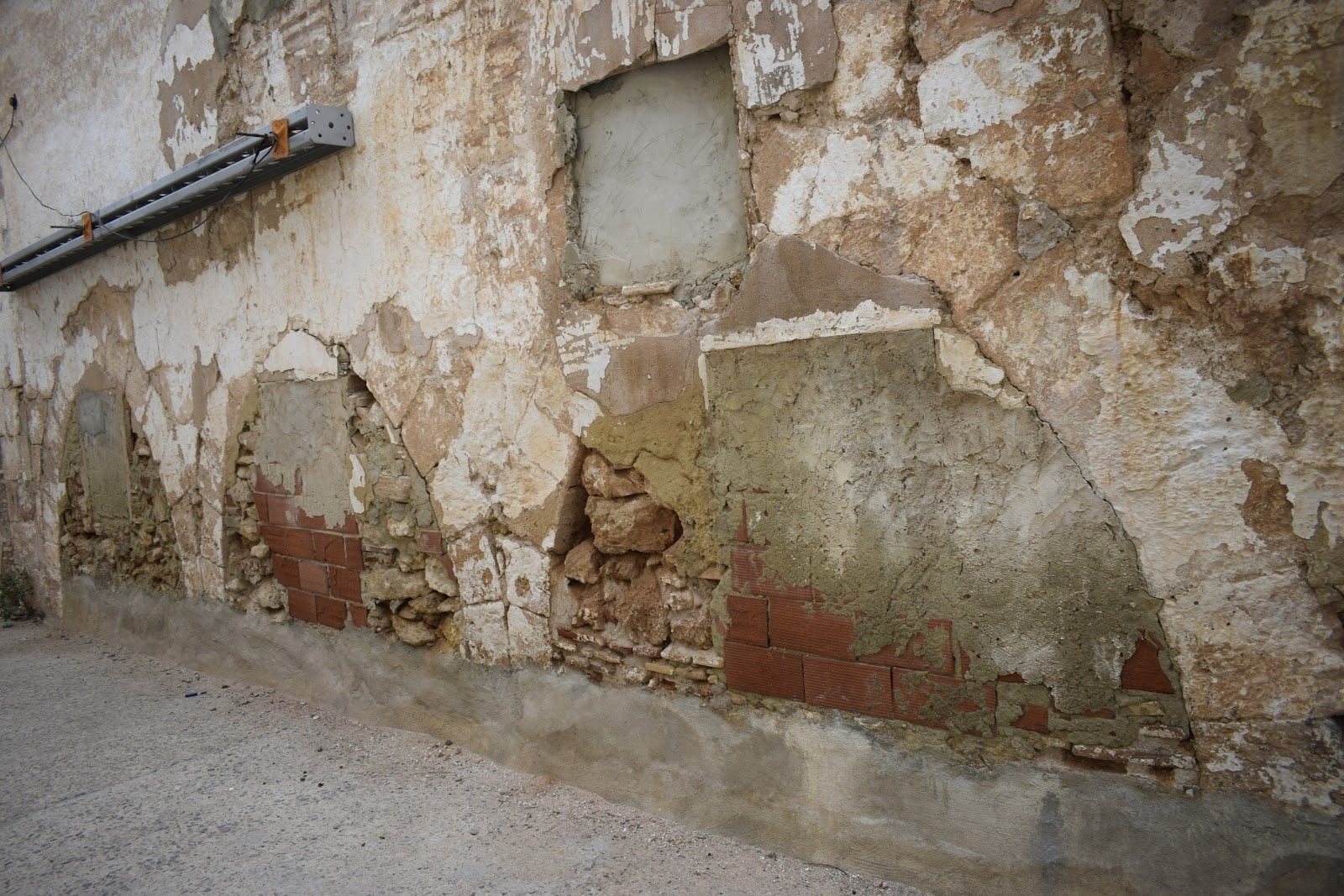 Desperfectos en el interior de la Alqueria dels Moros, Bien de Interés Cultural en Benicalap.