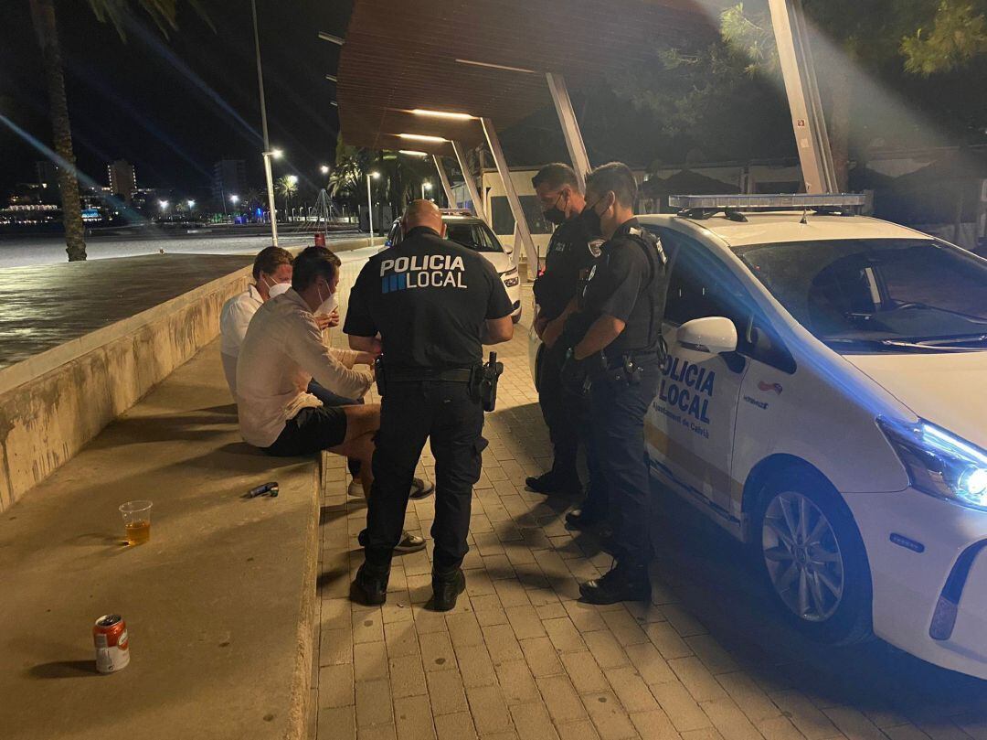 Agentes de la Policía Local de Calvià durante el operativo noche sin toque de queda