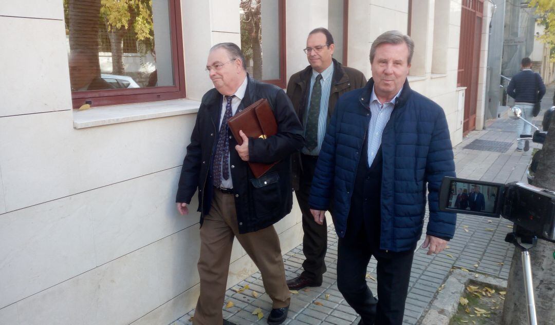 Miguel Ángel García Anguita (primero por la derecha) saliendo de los juzgados el día de su declaración.