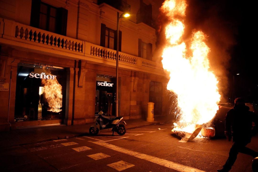 Varias personas queman contenedores durante una concentración en apoyo a Pablo Hasél este martes en Barcelona