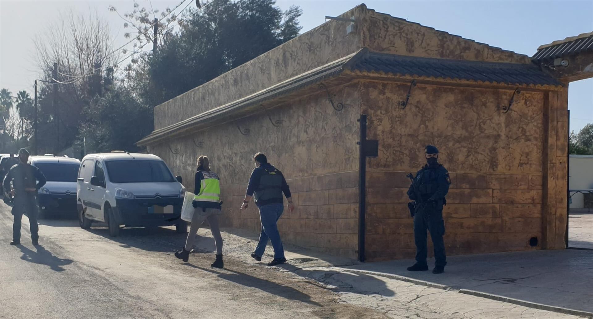 Agentes salen de uno de los registros realizados en la operación.