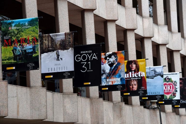 Vista parcial de la fachada del ministerio de Cultura donde se encuentran colgados los carteles de las peliculas nominadas en la 31 edición de los Premios Goya