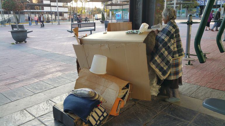Una mujer vive en plena calle en la Plaza de la Caleta en Granada