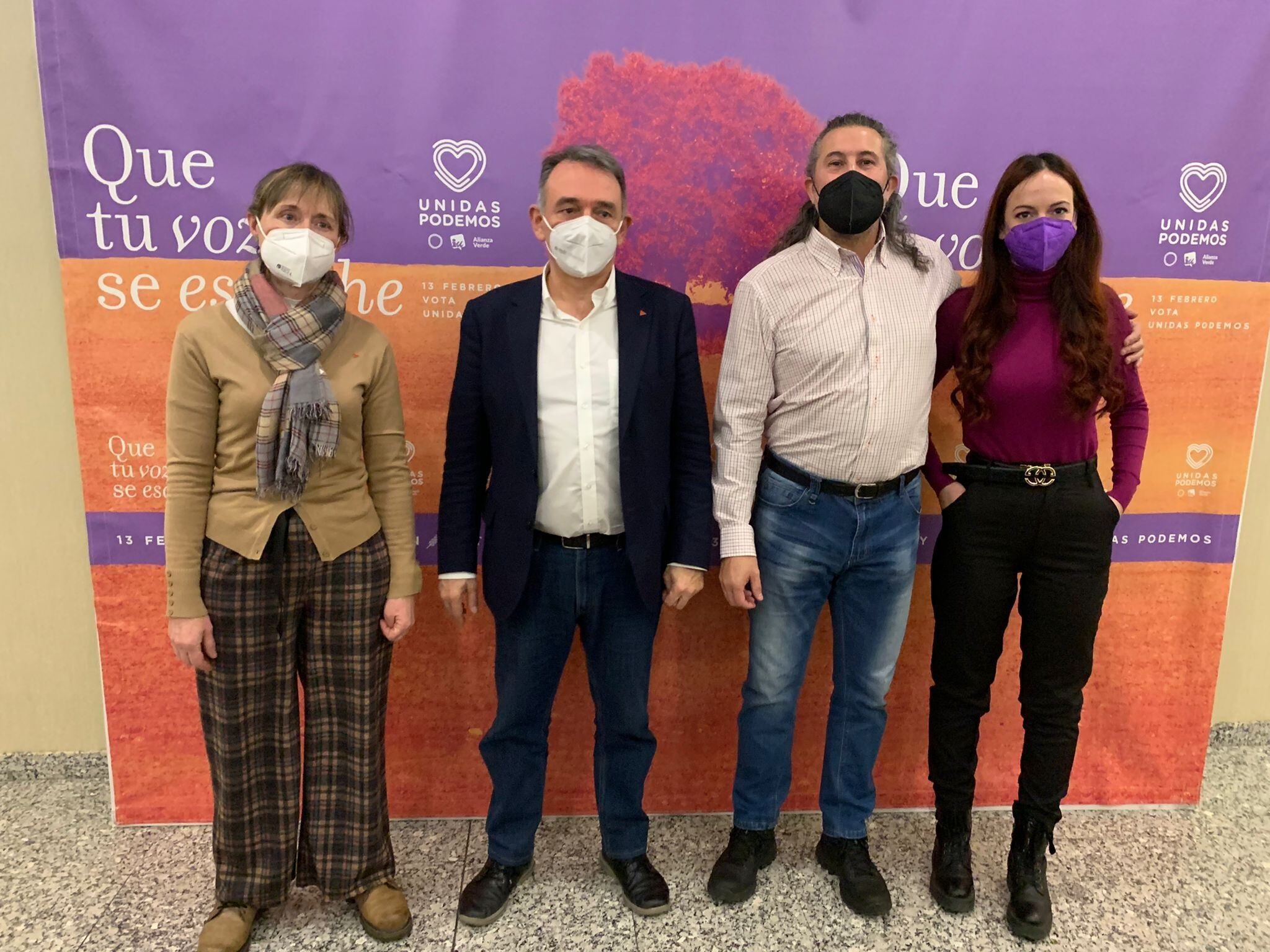 El secretario de Estado para la agenda 2030, Enrique Santiago, junto a los números uno y dos de Unidas Podemos a las Cortes por León, Xisto Martínez, y Pilar Martínez, y la concejal de Unidas Podemos en el Ayuntamiento de Ponferrada, Lorena González.