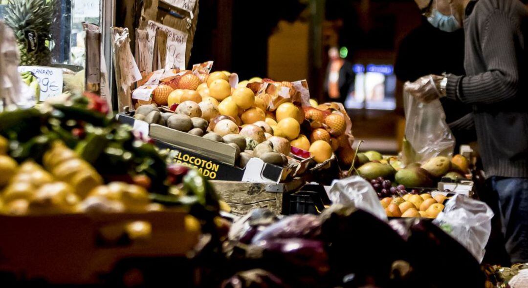 El comercio de venta de verduras y frutas a domicilio se plantea cerrar tras ocho años de actividad. 