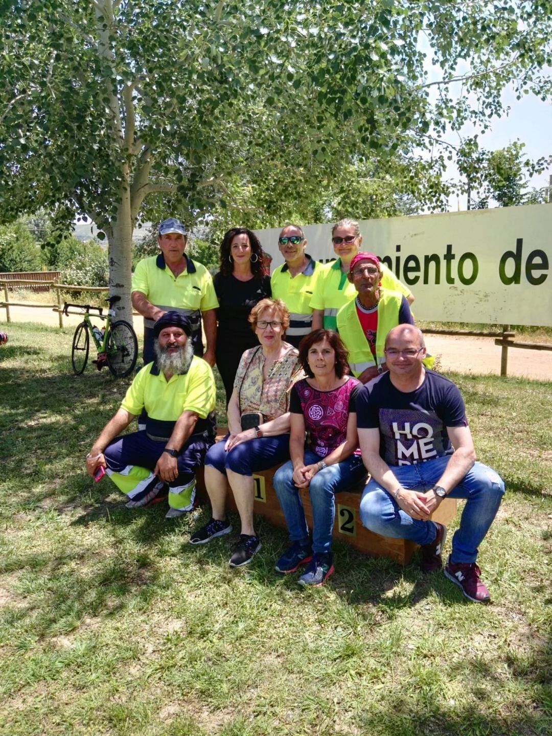 El alcalde de Grijota posa con trabajadores del Ayuntamiento