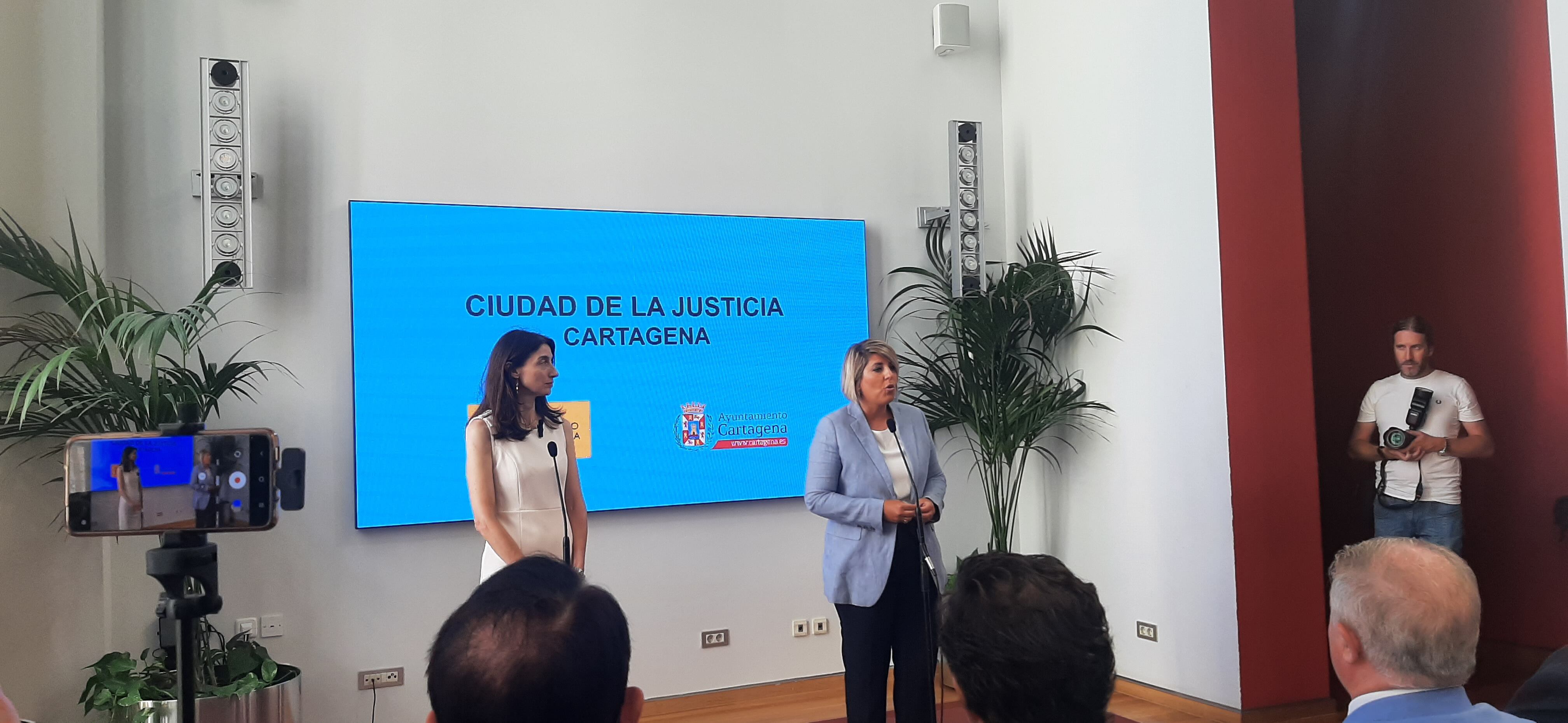 La ministra, Pilar Llops, y la alcaldesa de Cartagena, Noelia Arroyo, presentan el proyecto