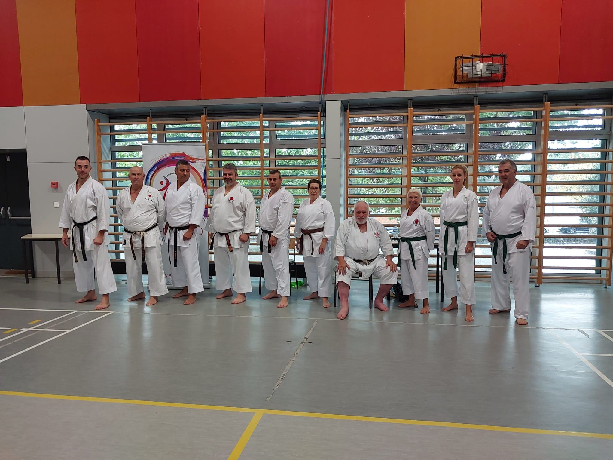 Alumnos de la escuela municipal de karate que participaron en el curso