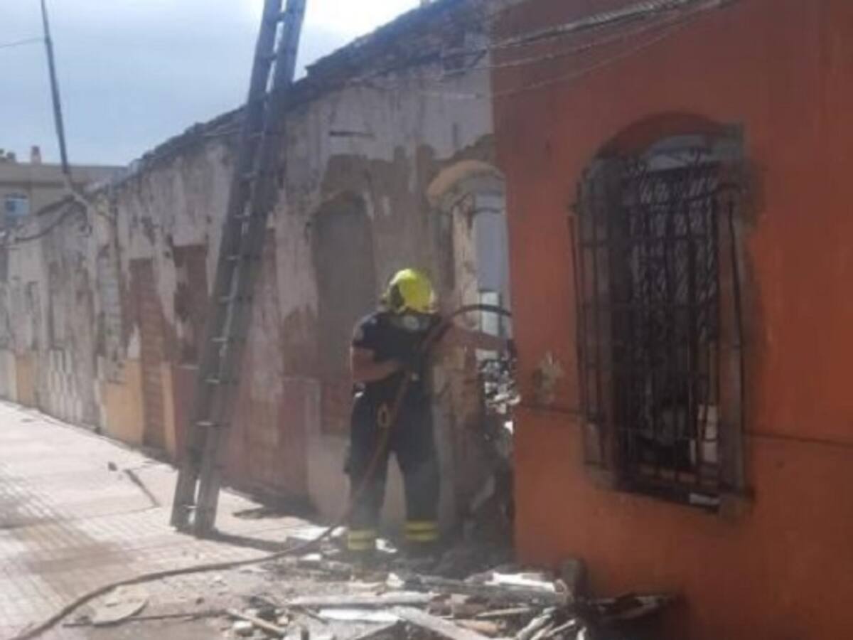 Tres desalojados tras un incendio de una vivienda en la calle González de la Vega en La Línea