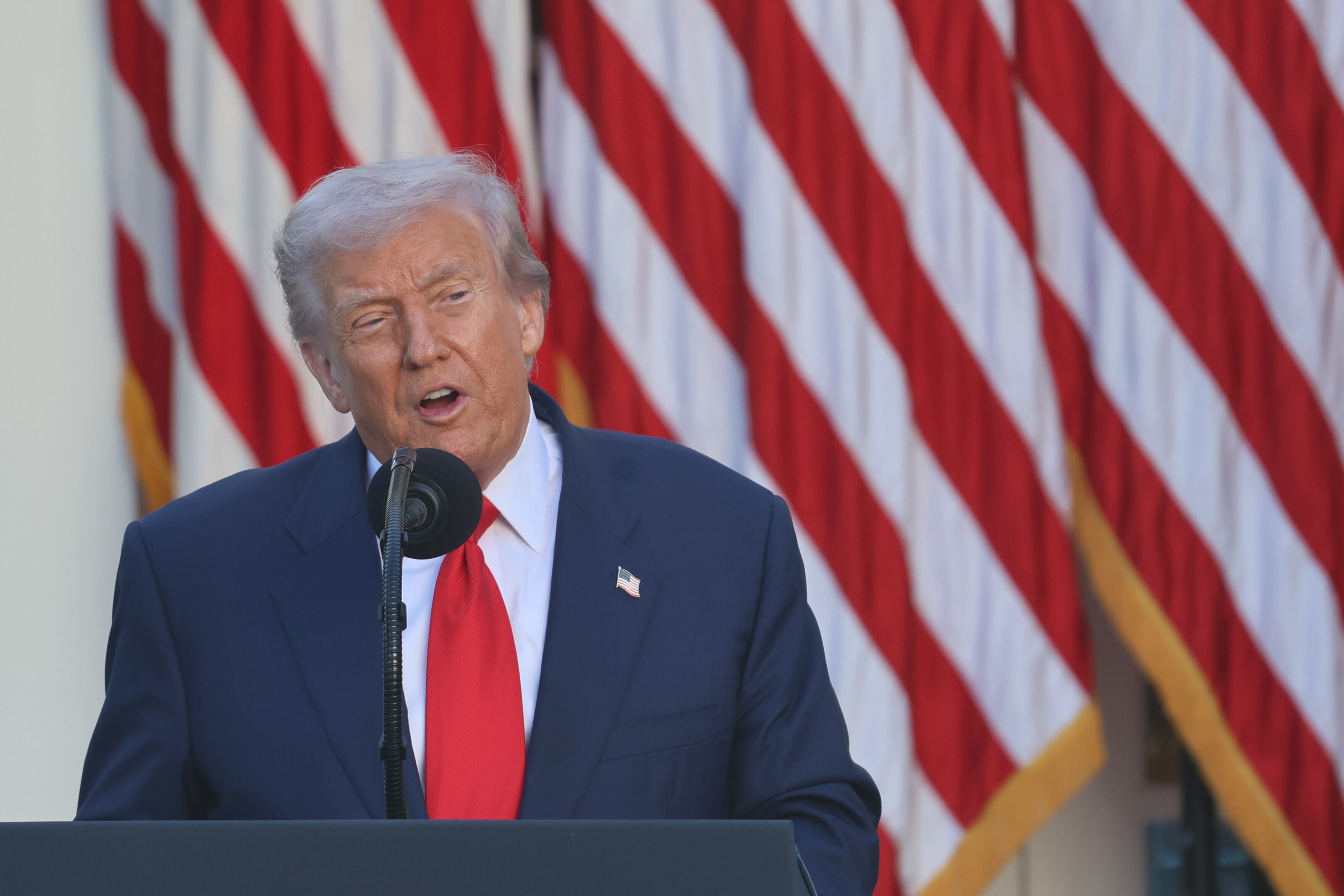 El presidente de Estados Unidos, Donald Trump, habla durante la ceremonia de entrega de la Medalla Presidencial de la Libertad de manera póstuma al activista conservador Charlie Kirk este martes, en Washington (Estados Unidos).