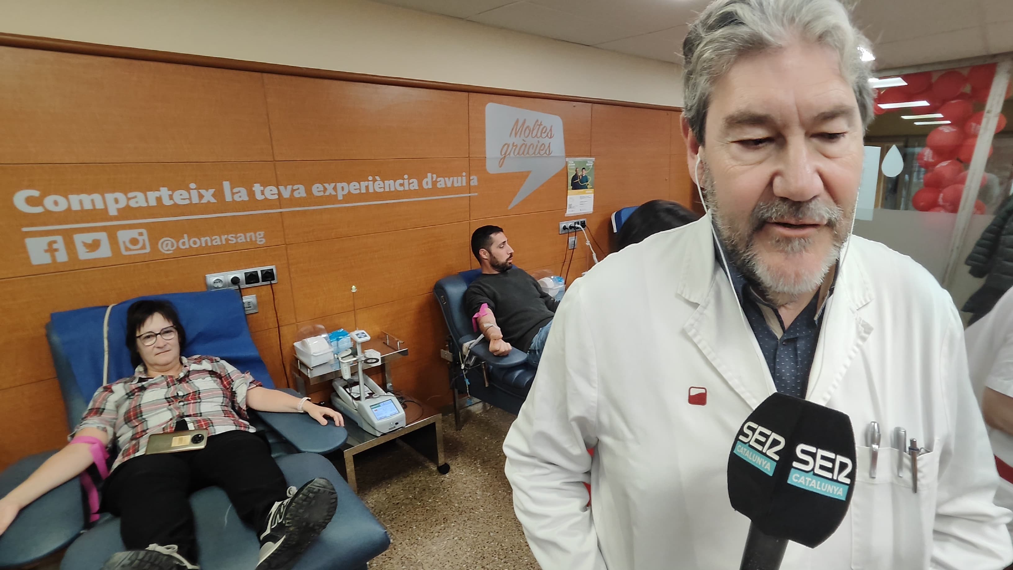 El director del Banc de Sang de Lleida, el doctor Juan Manuel Sánchez-Villegas, atèn Ràdio Lleida en plena Marató de donants de sang.