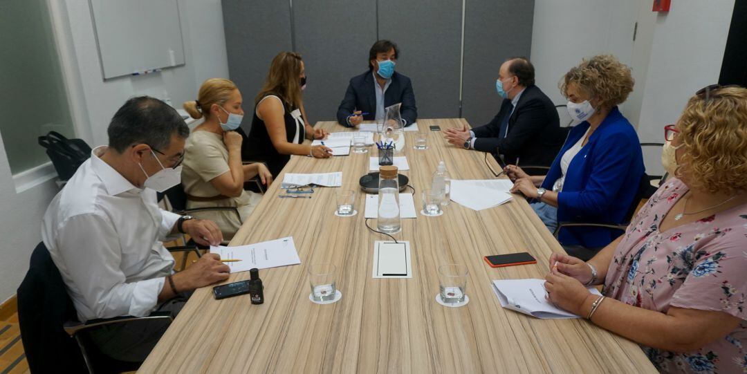 Reunión entre las consejerías de universidades y salud y los rectores de las universidades de la región