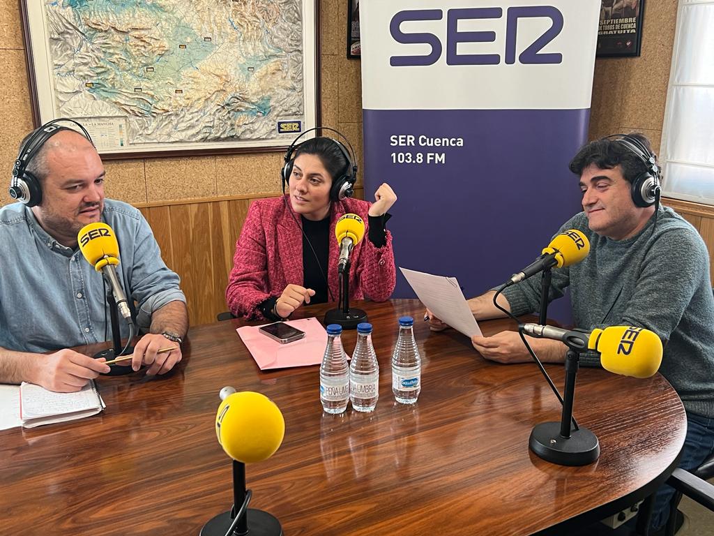 Bea Jiménez, candidata del PP, en la entrevista con Diego Albaladejo y Paco Auñón en los estudios de SER Cuenca