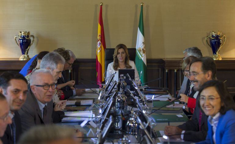 GRA037 SEVILLA, 19/06/2015.- La presidenta andaluza, Susana Díaz (c), al frente de la primera reunión del Consejo de Gobierno de la Junta de Andalucía tras su formación, celebrada hoy en el Palacio de San Telmo en Sevilla y que tiene previsto aprobar la Ley de protección de productos hipotecarios a los consumidores, donde va a estar la mediación y el arbitraje ante los desahucios. EFE/Julio Muñoz