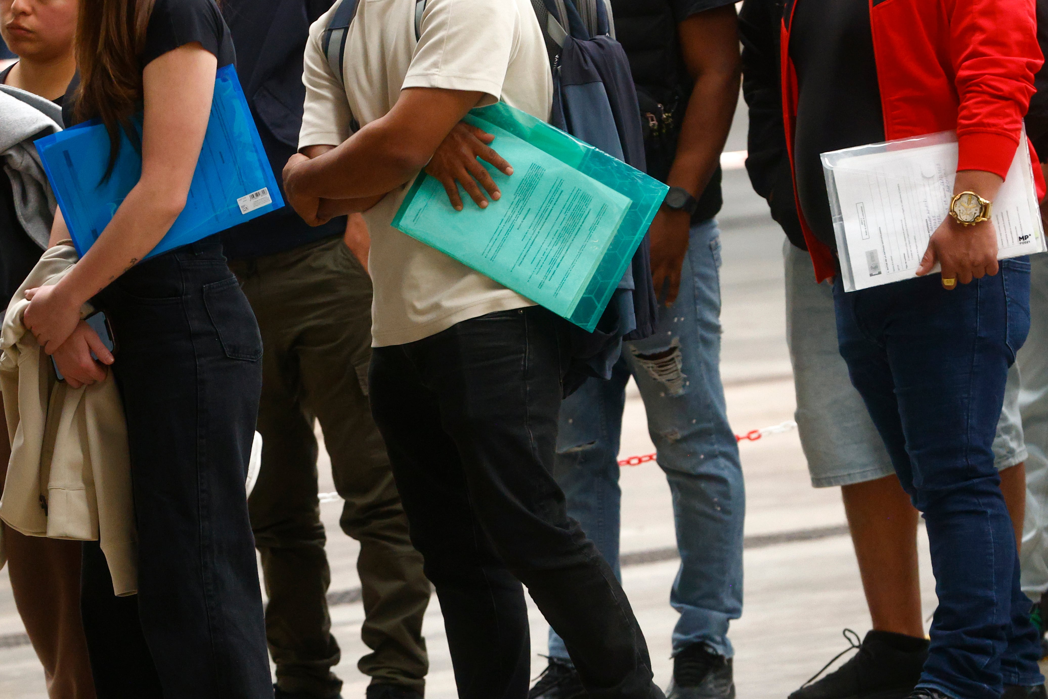 Colas  para obtener la documentación para la regularización de migrantes