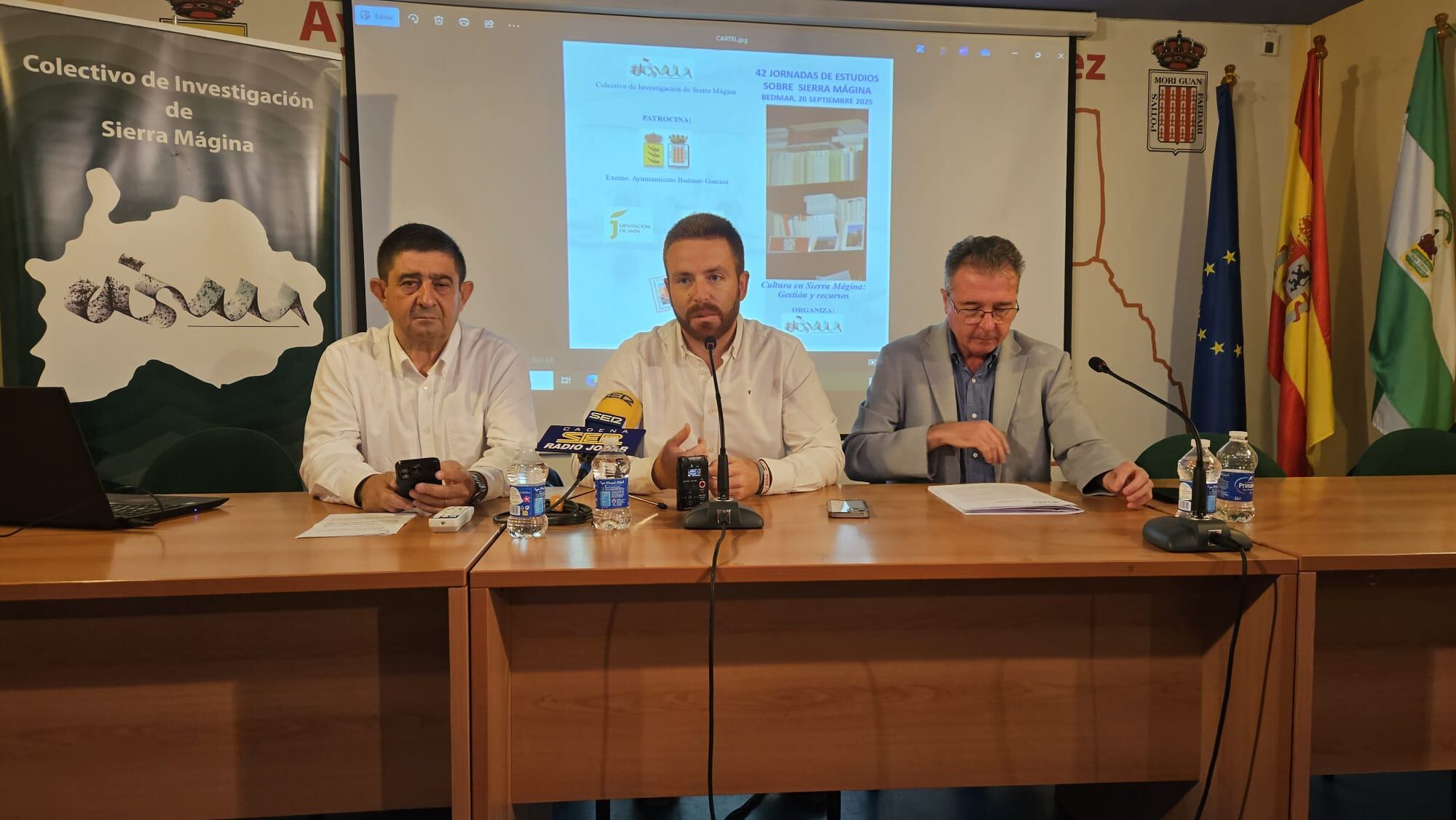Momento de la intervención del alcalde de Bedmar, Enrique Carreras (en el centro) en la inauguración