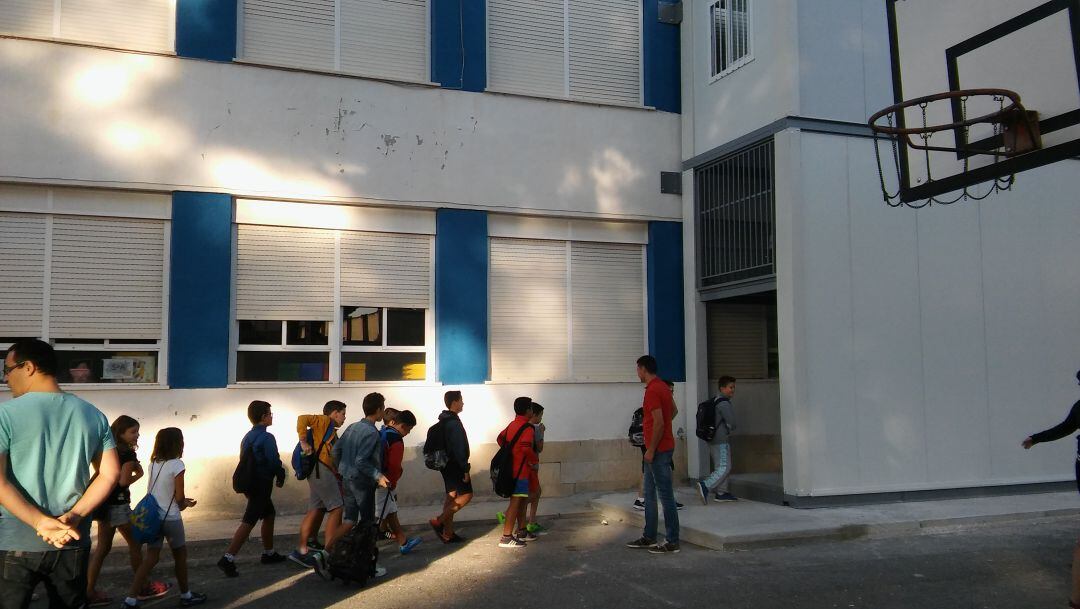 Escaleras externas por las que acceden los alumnos al Colegio Cervantes de Sax