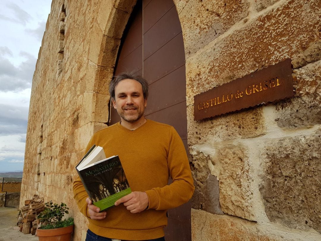 El escritor Luis Zueco, en la puerta del Castillo de Grisel 