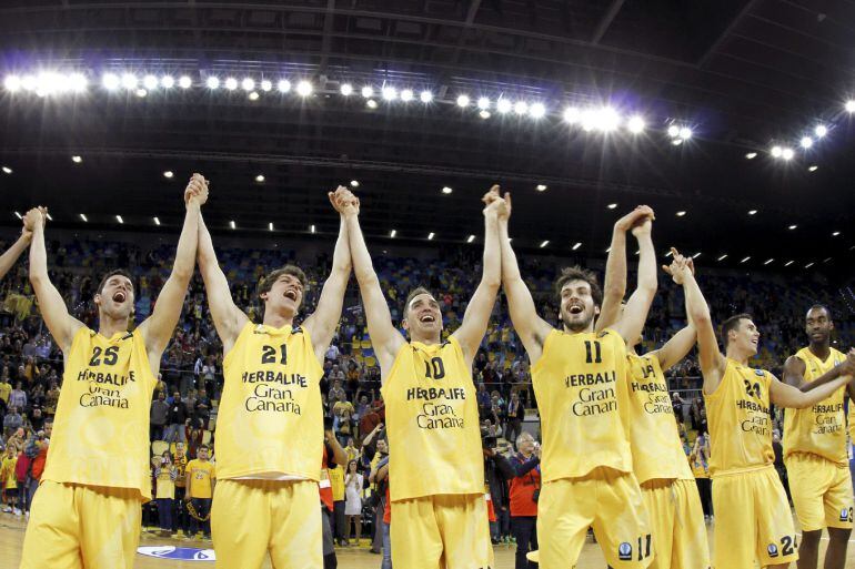 GRA465. LAS PALMAS DE GRAN CANARIA. 08/04/2015.- Los jugadores del Herbalife Gran Canaria (i-d) Ian O&#039;Oleary, Oriol Pauli, Txemi Urtasum, Tomas Bellas, Levon Kendal, Kyle Kuric y Eulis Baez, celebran el pase a la final de la Eurocup, tras ganar al Unics Kazan en el encuentro que han disputado esta noche en el Gran Canaria Arena de la capital grancanaria. EFE/Ángel Medina G.