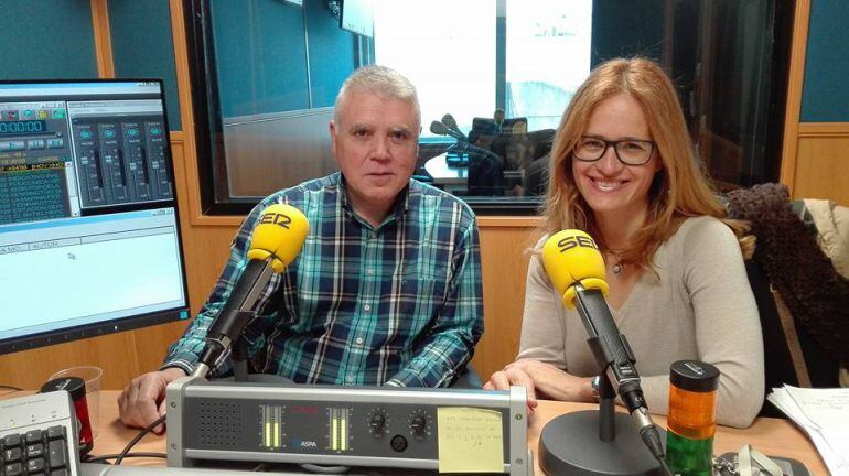 La escultora Olga Rodríguez y Antonio Vidal colaborador de Radio Cartagena Cadena SER