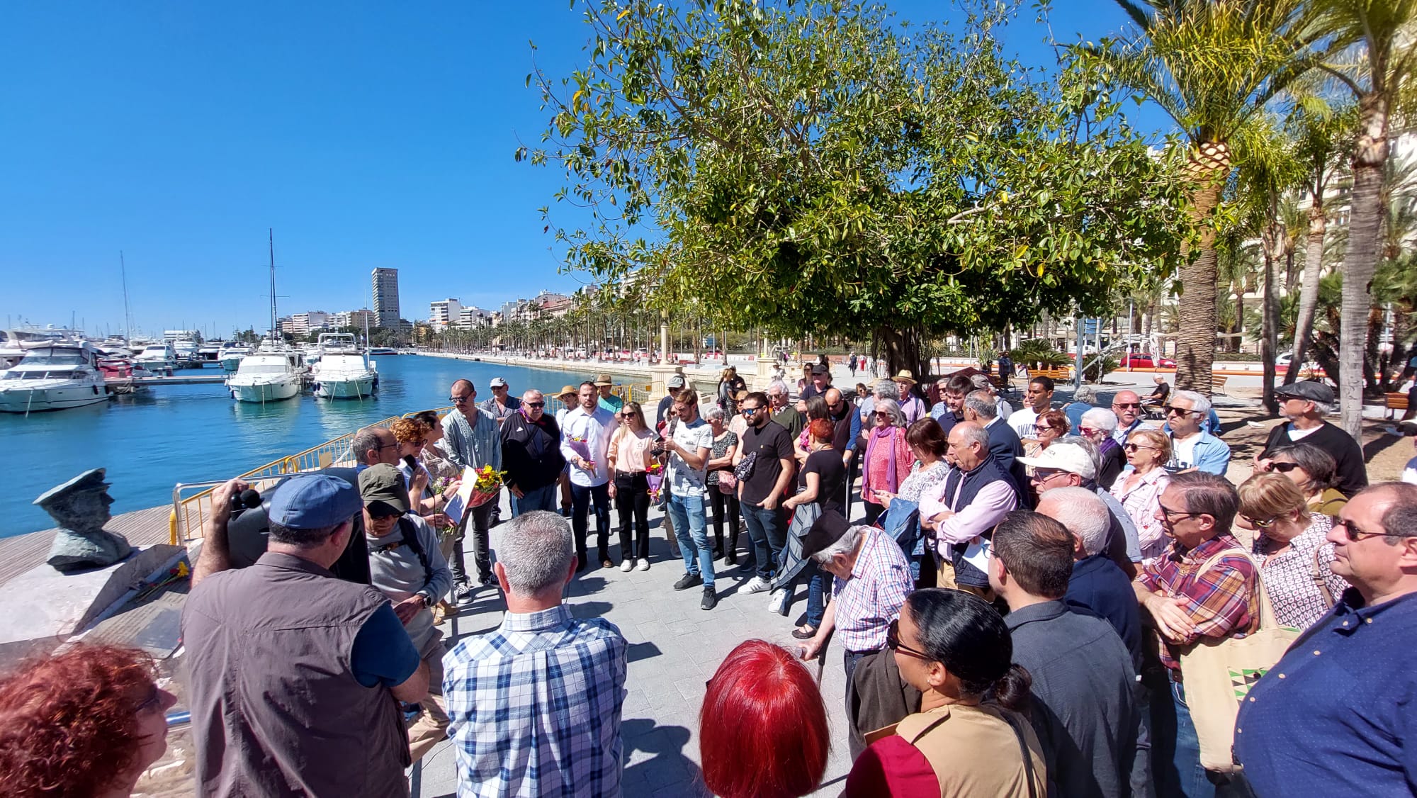 Ofrenda de flores en el Puerto de Alicante en recuerdo de los republicanos que quedaron atrapados y en agradecimiento al capitán del Stanbrook, Archivald Dickson