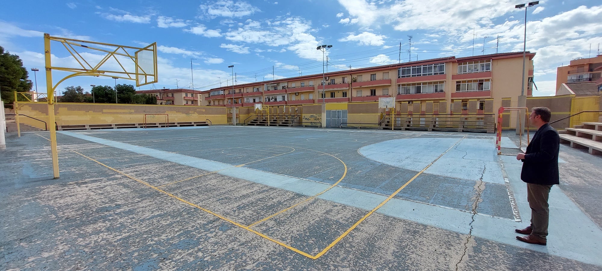 Natxo Bellido visita el polideportivo de Colonia Requena