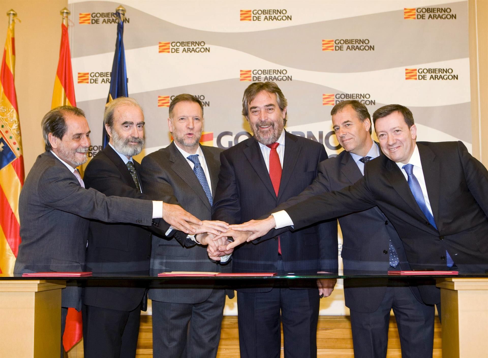 De izda a dcha. El consejero de Presidencia, Javier Velasco; el alcalde de Huesca, Fernando Elboj; el presidente aragonés, Marcelino Iglesias; el presidente de la Diputación de Huesca, Antonio Cosculluela, y el alcalde de Jaca, Enrique Villarroya, durante el acto en el que se firmó el convenio para conformar el consorcio que gestionará la candidatura de los Juegos Olímpicos de Invierno de 2022. EFE/Javier Cebollada