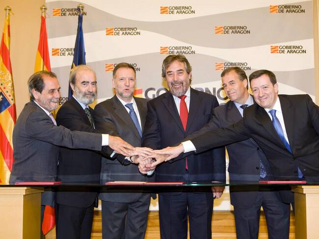 De izda a dcha. El consejero de Presidencia, Javier Velasco; el alcalde de Huesca, Fernando Elboj; el presidente aragonés, Marcelino Iglesias; el presidente de la Diputación de Huesca, Antonio Cosculluela, y el alcalde de Jaca, Enrique Villarroya, durante el acto en el que se firmó el convenio para conformar el consorcio que gestionará la candidatura de los Juegos Olímpicos de Invierno de 2022. EFE/Javier Cebollada