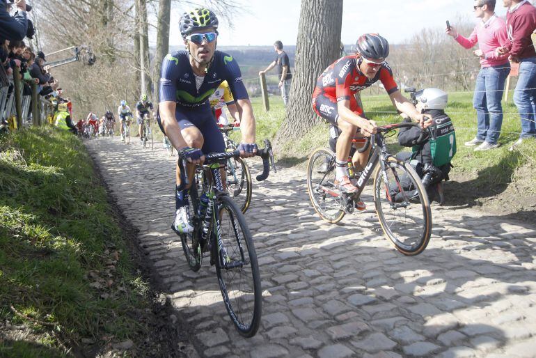 El ciclista reinosano en uno de los duros tramos de pavés que caracterizan las carreras por Bélgica y el norte de Francia.