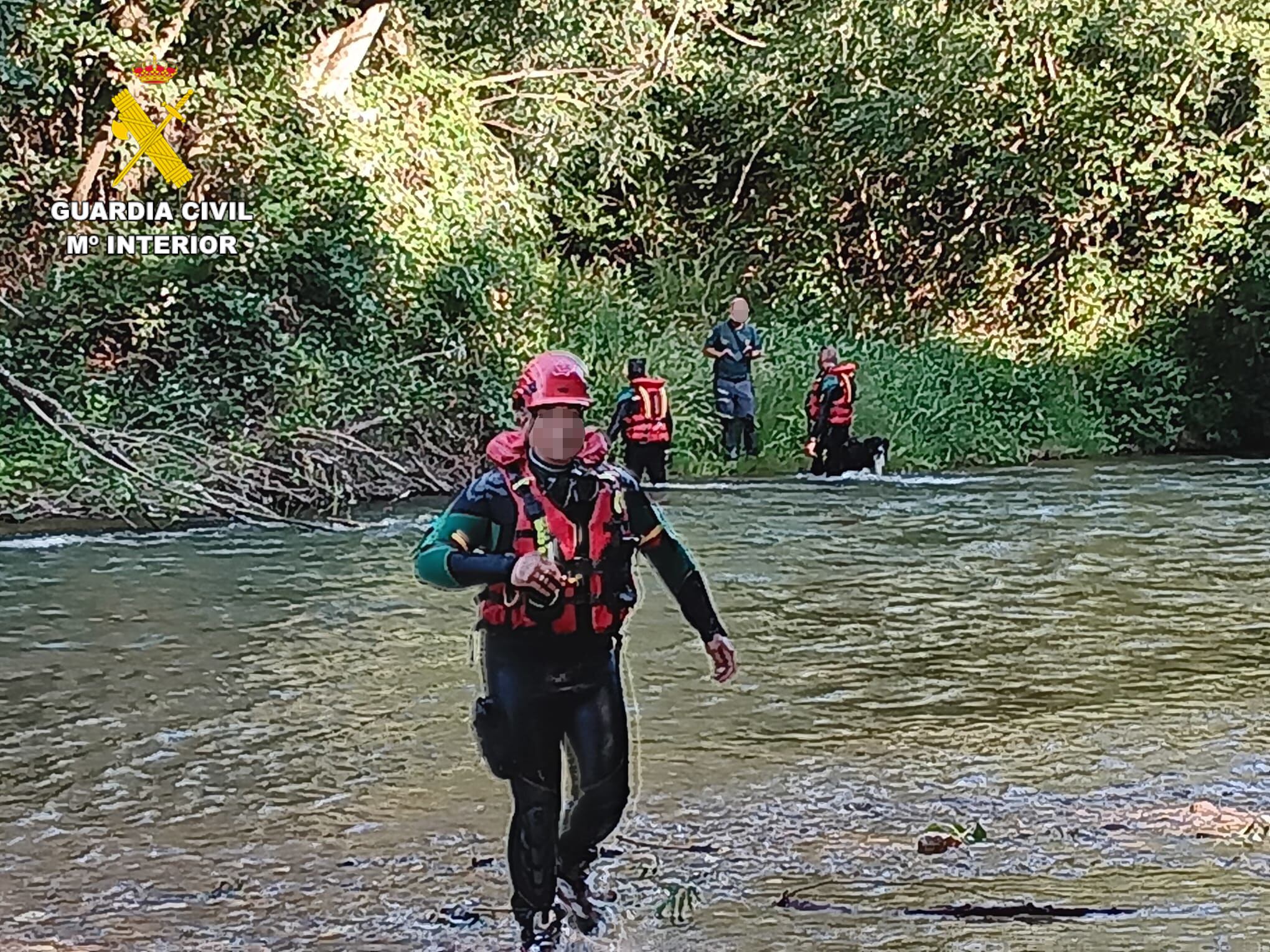 Labores de rescate de la Guardia Civil en el río Carrión