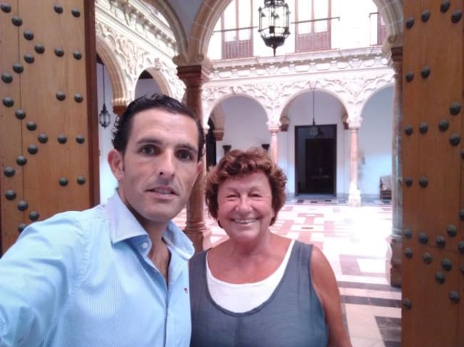 Paz Ivison con José Ignacio Santiago, biólogo y enólogo de la bodega