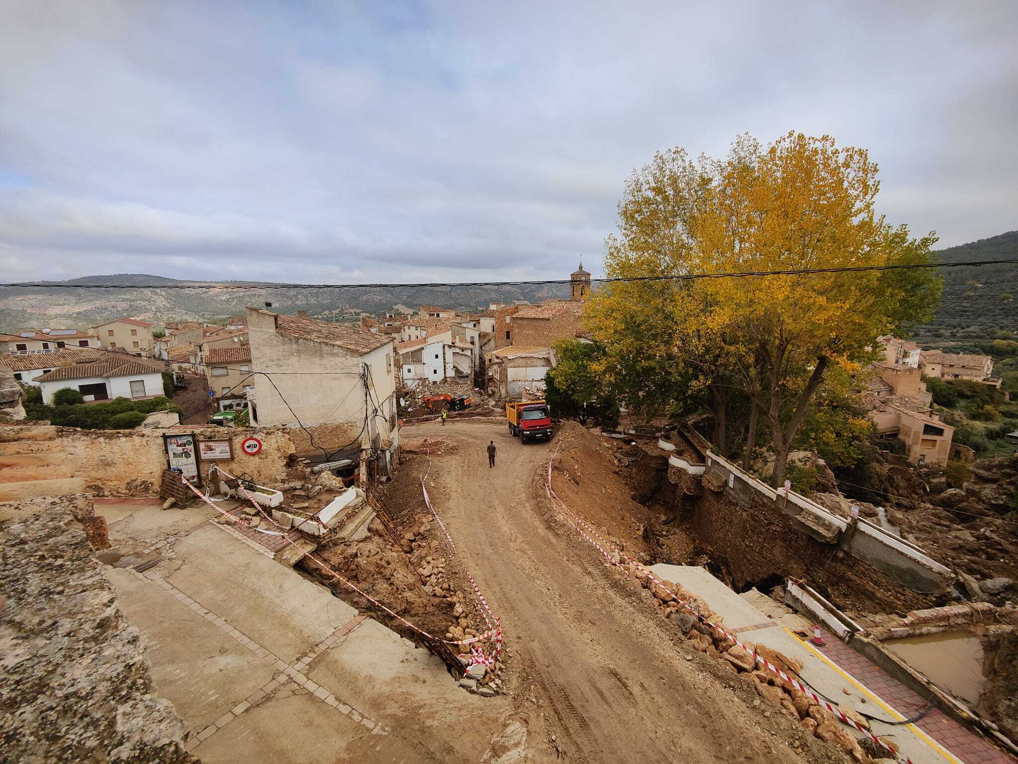 La calle de Letur, una vez iniciados los trabajos de reconstrucción.