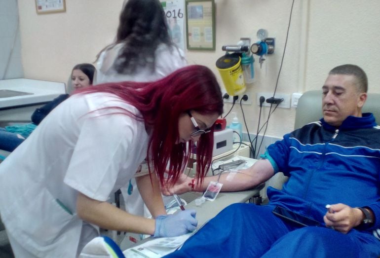 Un onubense dona sangre en el centro de transfusiones sanguíneas de Huelva.