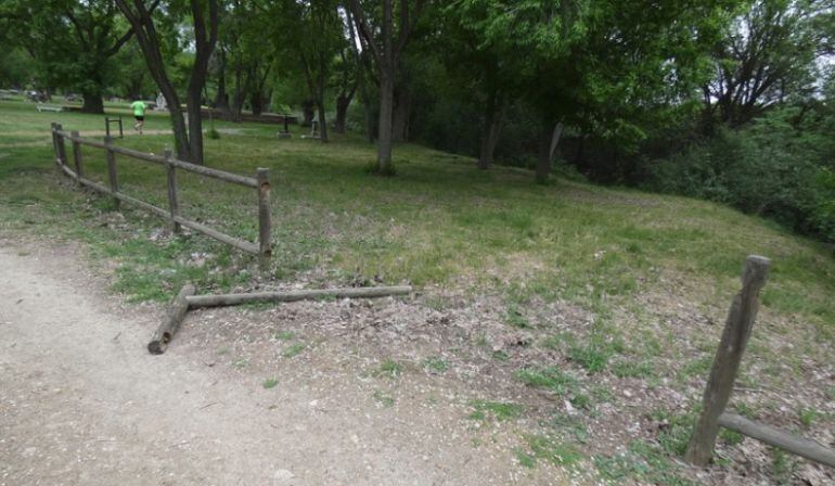 Algunas vallas del parque de 'El Soto' han sufrido desperfectos